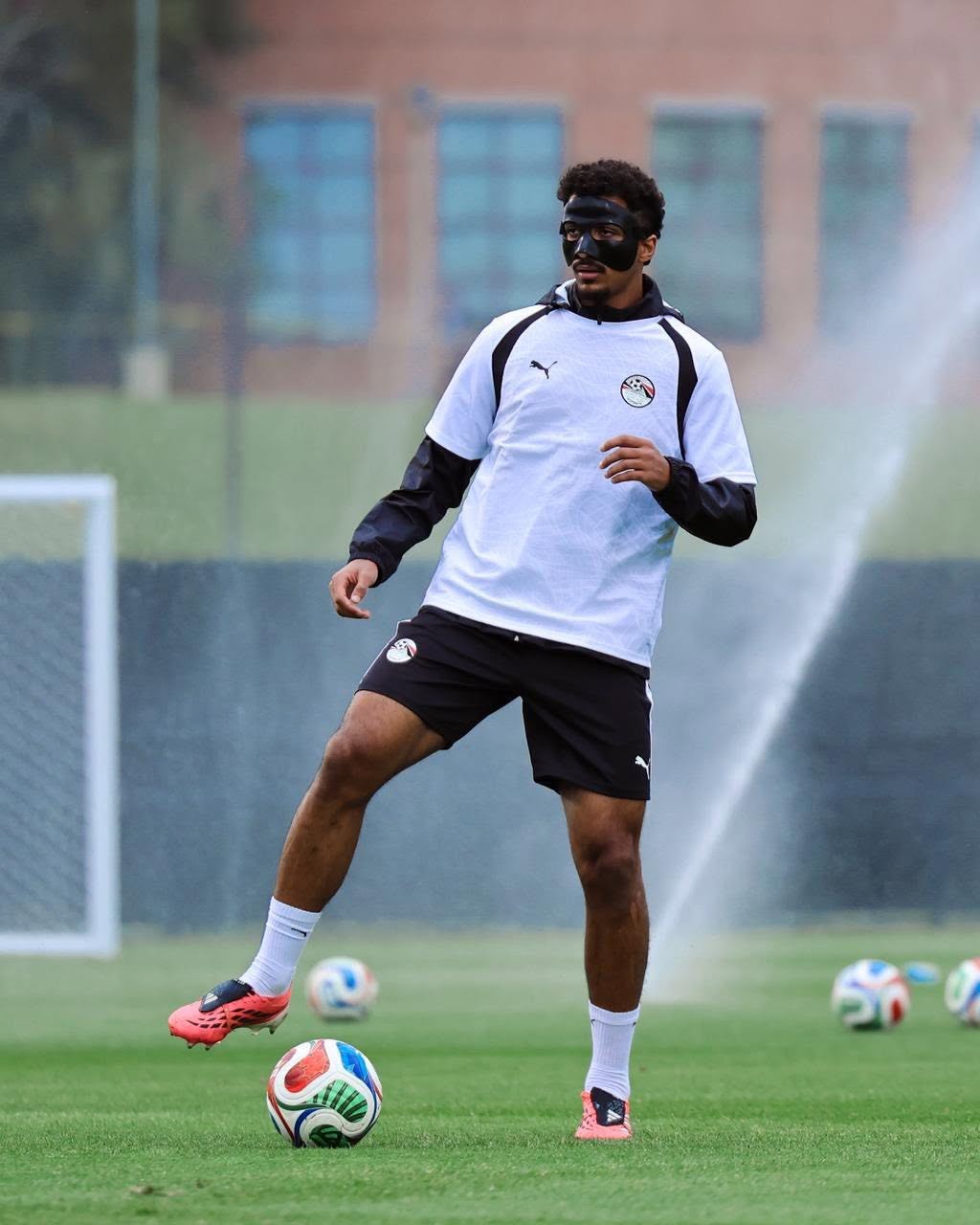 حسام عبد المجيد يرتدى القناع في مران المنتخب (1) حسام عبد المجيد يرتدى القناع في مران المنتخب (1)